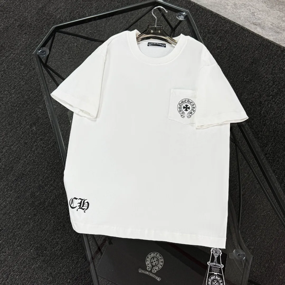 P170 Chrome Hearts 25 high-end versions. The fabric is made of 300 grams of high-density pure cotton. It does not deform or shrink. It has three labels. It is the same style for men and women. Technology: suede foaming + digital printing. Color: white, black. SIZE: S-XL.